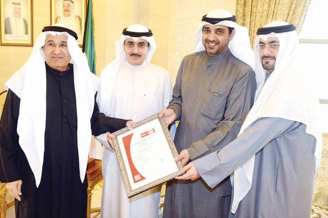 الشيخ محمد العبدالله والشيخ عبدالله سالم العلي وعبداللطيف الروضان
لدى تسلم شهادة الايزو 27001﻿