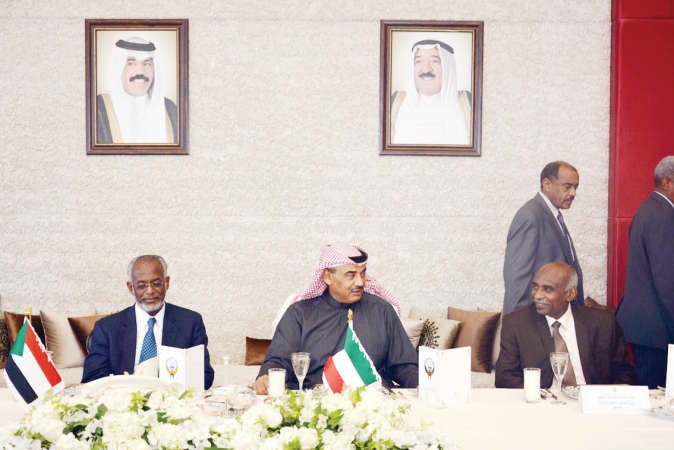 الشيخ صباح الخالد ووزير خارجية السودان علي كرتي اثناء مادبة الغداء 