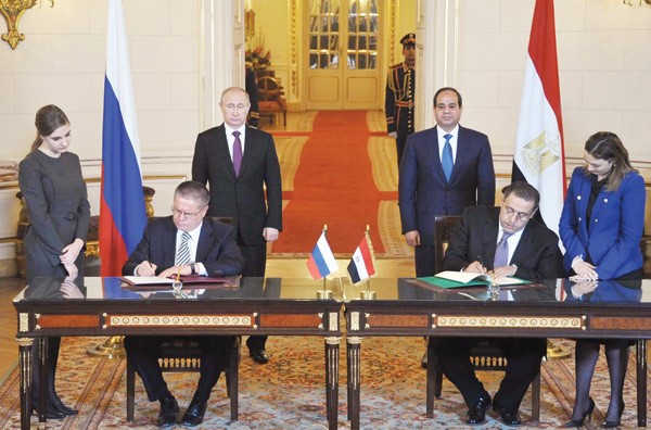 الرئيسان المصري عبد الفتاح السيسي ونظيره الروسي فلاديمير بوتين يشهدان توقيع الاتفاقية امس افپ