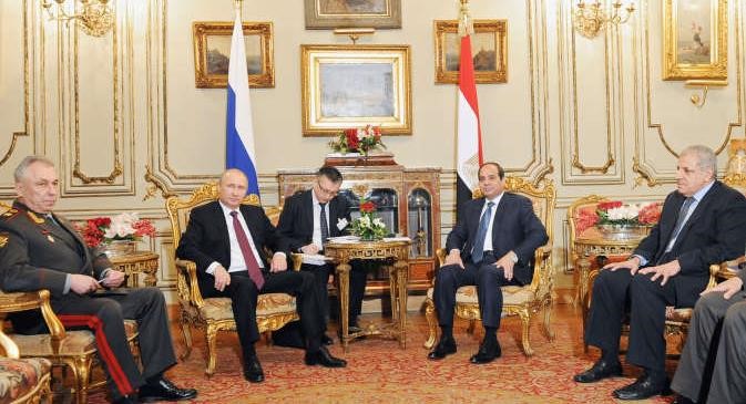 الرئيس المصري عبدالفتاح السيسي مستقبلا نظيره الروسي فلاديمير بوتين في القصر الرئاسي في القاهرة امس 		افپ﻿