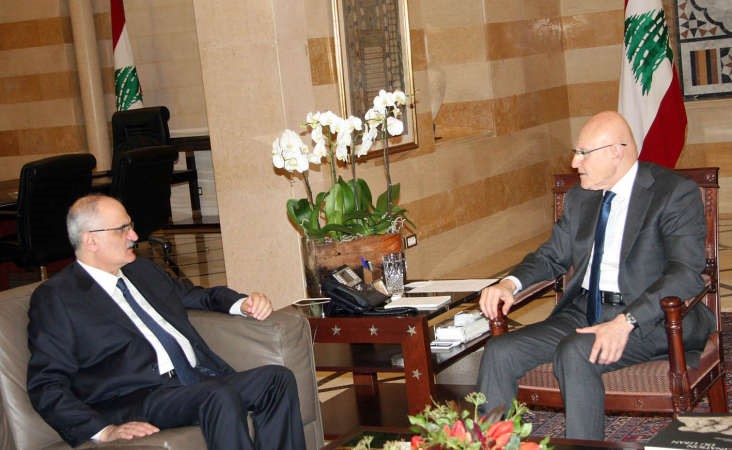 الرئيس تمام سلام مستقبلا وزير المال علي الخليل في السرايا﻿