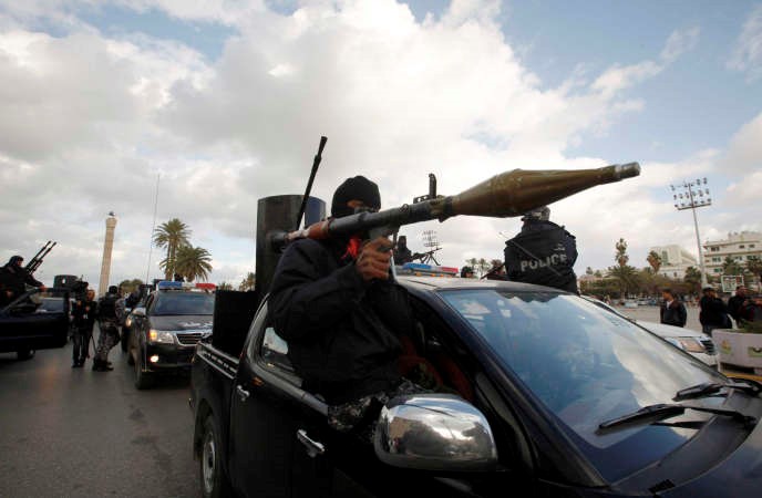 عناصر الشرطة الليبية خلال عملية انتشار لفرض الامن في العاصمة طرابلس امس الاول رويترز 