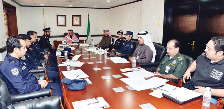  الشيخ فواز الخالد مترئسا اجتماع اللجنة الامنية لاحتفالات محافظة الاحمدي بالاعياد الوطنية