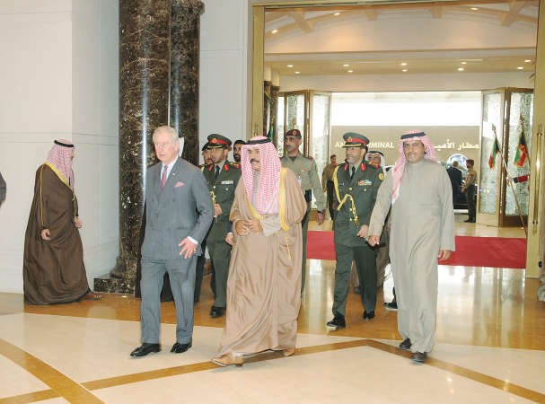 سمو ولي العهد الشيخ نواف الاحمد في وداع ولي عهد بريطانيا الامير تشارلز ﻿