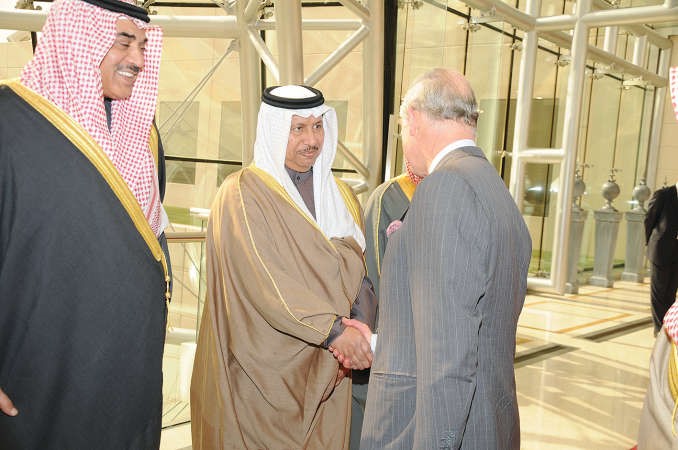 سمو الشيخ جابر المبارك مصافحا الامير تشارلز ويبدو الشيخ صباح الخالد ﻿