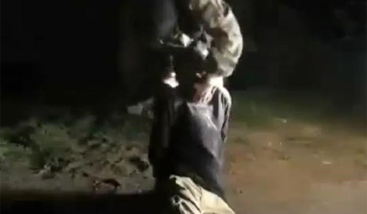 فيديو.. "داعش" يذبح 10 أشخاص مؤيدين للجيش بسيناء ويلقون بجثثهم على الشارع