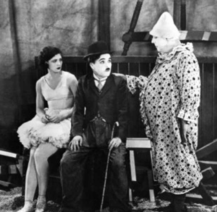 بالفيديو.. مشهد من فيلم لشارلي شابلن عام 1928 لا يزال لغزاً محيراً... امرأة تتحدث عبر "النقال" !
