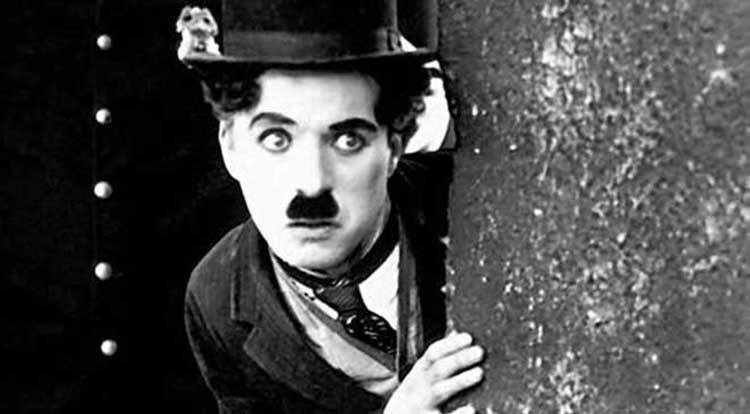 بالفيديو.. مشهد من فيلم لشارلي شابلن عام 1928 لا يزال لغزاً محيراً... امرأة تتحدث عبر "النقال" !