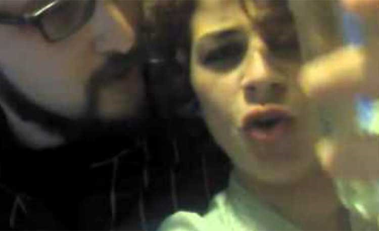 بالفيديو.. ممثلة مصرية تنشر فيديو تشرب فيه الخمر مع صديقها وتغني لمحاسن الخمر !