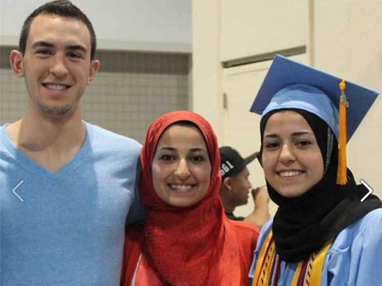 بالصور.. مسلح يقتل ثلاثة طلاب مسلمين في أمريكا