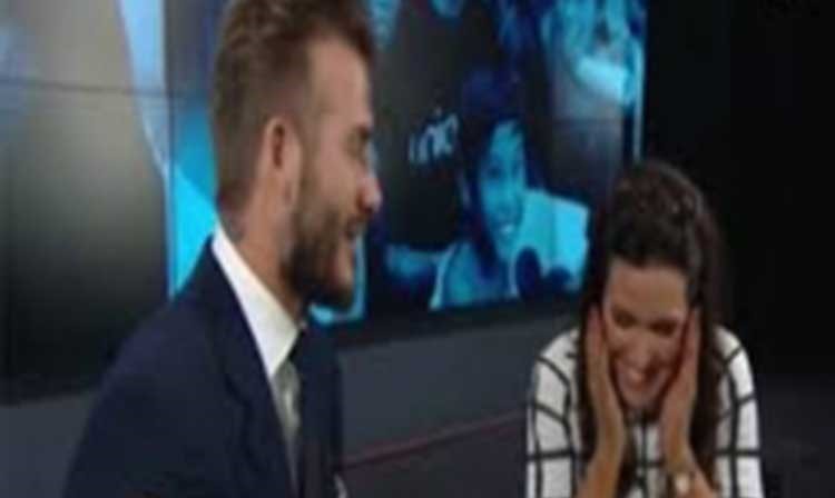 بالفيديو.. مذيعة تغازل ديفيد بيكهام على الهواء كطالبة مراهقة !