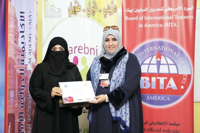 عبير العتيبي تتسلم شهادتها﻿