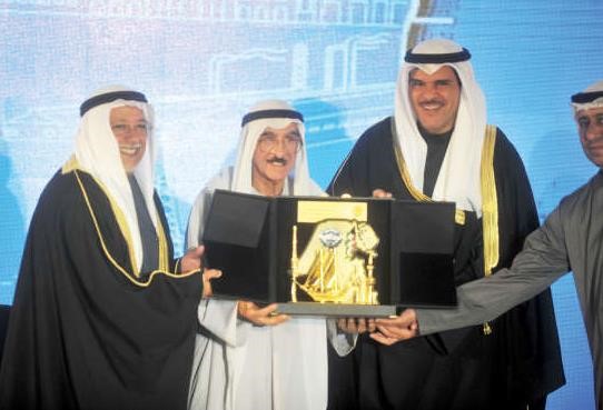 الشيخ علي الجراح والشيخ سلمان الحمود يكرمان الاديب فاضل خلف﻿