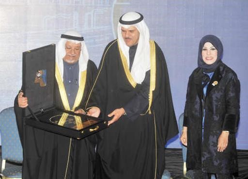 الشيخ علي الجراح يتسلم تكريم صاحب السمو الامير من الشيخ سلمان الحمود﻿