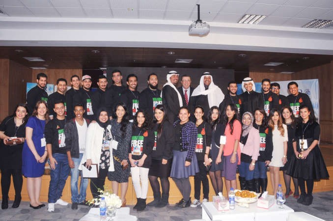 الشيخ احمد المنصور ودنزار حمزة يتوسطان عددا من المشاركين ﻿