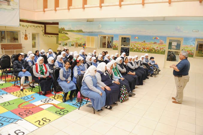 متابعة من الطالبات لعرض المركز العلمي ﻿
