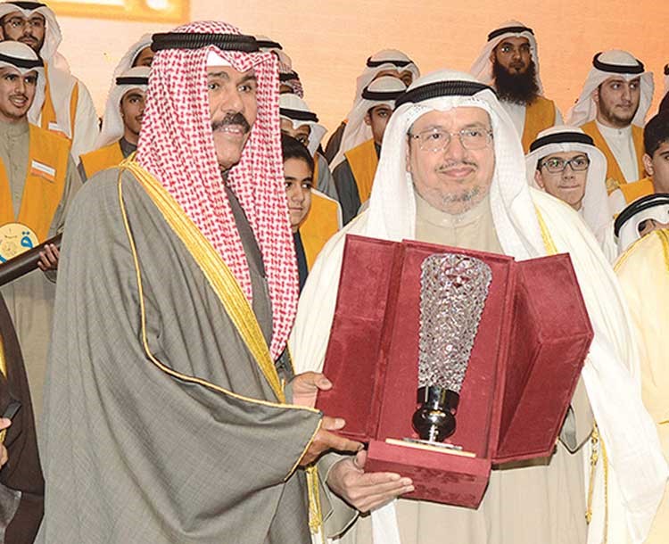 سمو ولي العهد مكرما دعادل الفلاح 