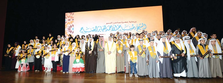 ممثل صاحب السمو الامير سمو ولي العهد الشيخ نواف الاحمد متوسطا الفائزين في مسابقة الكويت الكبرى لحفظ القران الكريم وتجويده ويبدو يعقوب الصانع ودعبد المحسن الخرافي