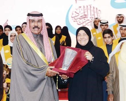 سمو ولي العهد يكرم احدى الفائزات 