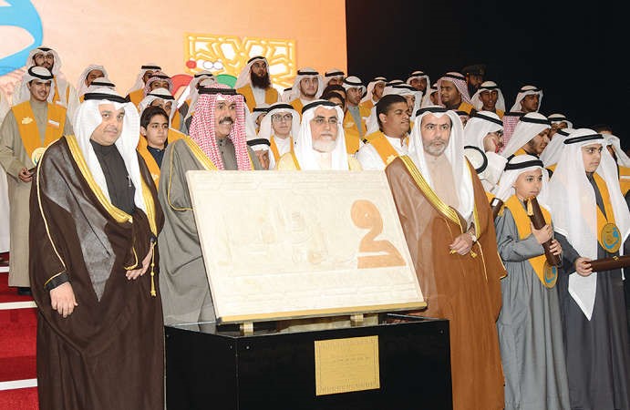 سمو ولي العهد يتلقى هدية تذكارية لصاحب السمو من الامانة العامة للاوقاف 