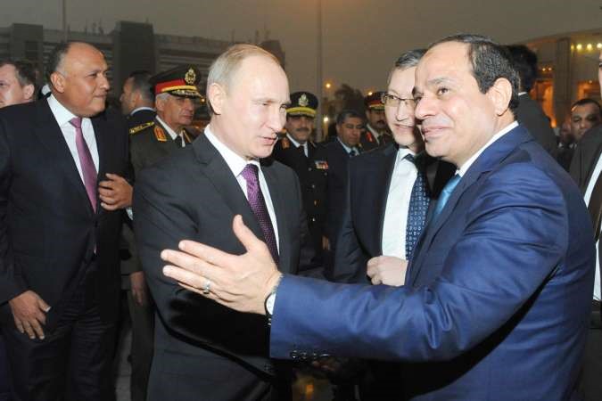 الرئيس المصري عبدالفتاح السيسي مودعا الرئيس الروسي فلاديمير بوتين في مطار القاهرة امس الاول 	اپ﻿