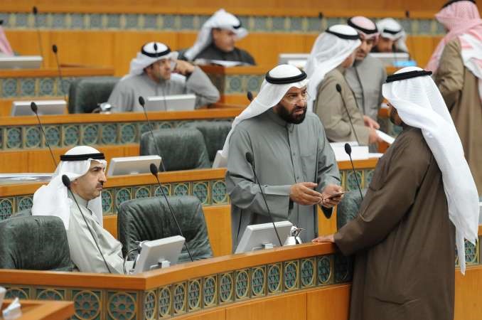 حديث بين حمدان العازمي ودعلي العمير ويبدو جمال العمر
