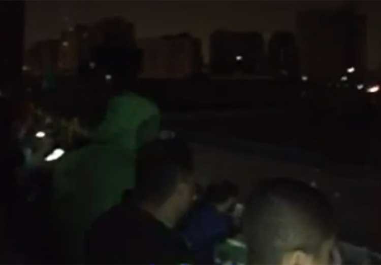 فيديو طريف.. شاهد كيف سخرت جماهير "العربي" من انقطاع الكهرباء اثناء المباراة ؟