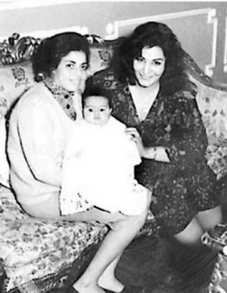 صور نادرة.. شيريهان طفلة محمولة على ذراع والدتها