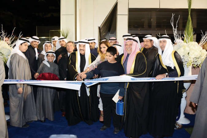 سمو الشيخ ناصر المحمد خلال قص شريط افتتاح مسابقة الكويت للسيارات الفارهة كويت كونكورز دي اليغانس قاسم باشا