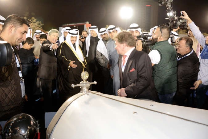 سمو الشيخ ناصر المحمد امام احدى السيارات التاريخية المشاركة في المسابقة