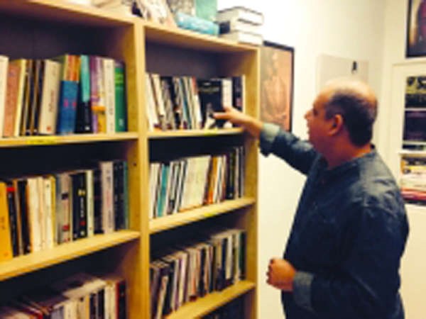 فارس الكامل في مكتبة المعقدون