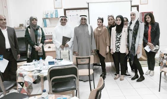 عبدالعزيز المشاري وفالح المياح مع عدد من المعلمات عقب المحاضرة ﻿