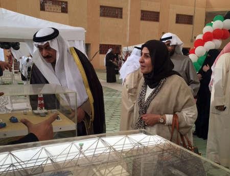 الفريق متقاعد فهد الامير خلال جولة في المعرض المصاحب للملتقى﻿
