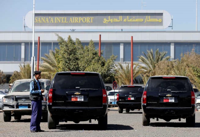 رجل شرطة يمني يقف بجوار سيارات مدرعة تابعة للسفارة الاميركية استولى عليها الحوثيون في مطار صنعاء امس 	رويترز﻿