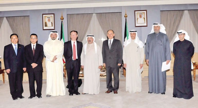 الشيخ ناصر صباح الاحمد مستقبلا السفير الصيني ووفد اللجنة الوطنية الصينية للتنمية والاصلاح﻿