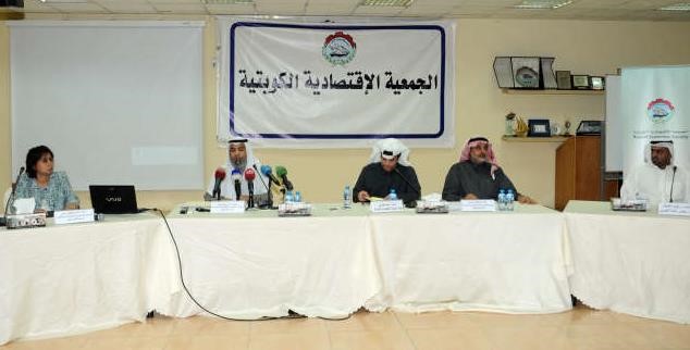 راكان النصف مع المتحدثين في الندوة انور الكندري 