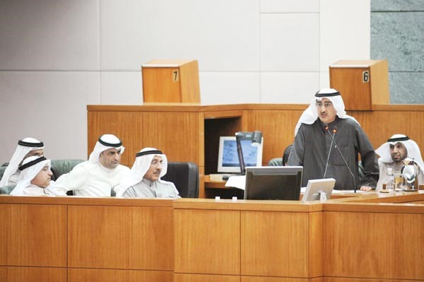 م عبدالعزيز الابراهيم يشرح لمجلس الامة ملابسات انقطاع التيار الكهربائي وكيفية معالجة الازمة في وقت قياسي ويبدو قياديو الوزارة خلال المناقشة هاني الشمري