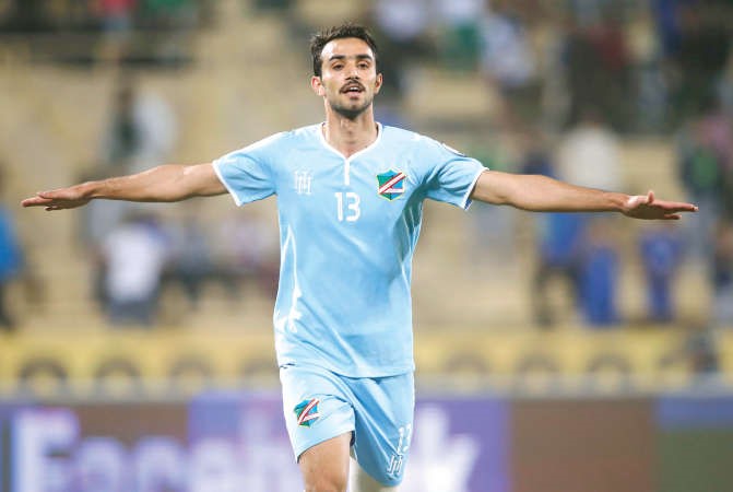 فيصل العنزي نجم المباراة محتفلا بالهاتريك	الازرقكوم﻿