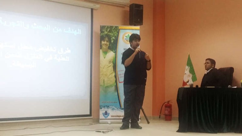 يوسف الرامزي اثناء عرضه تجربته امام الحضور