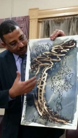 الفنان احمد الطباخ يقدم شرحا حول احدى المخطوطات
