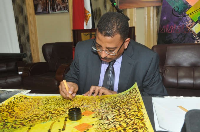 وخلال رسم احدى المخطوطات محمد هاشم