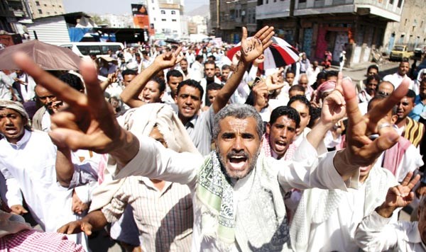 الاف اليمنيين يتظاهرون ضد انقلاب الحوثيين في تعز امس 	رويترز