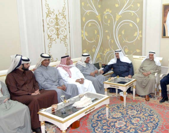 سمو الشيخ ناصر المحمد يتبادل الاحاديث الودية مع الحضور﻿