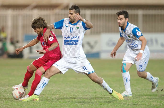 البرازيلي روجيريو يمر بمهارة من ابراهيم العتيبي 							الازرقكوم﻿