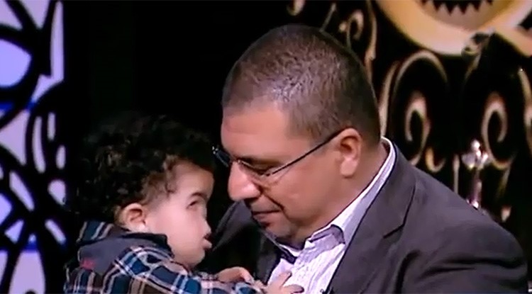 بالفيديو.. اعلامي مصري يقرأ «يس» في أذن طفل بدون أنف وعين وأسنان