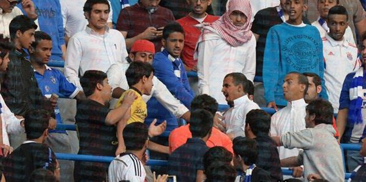 بالفيديو والصور.. طرد مشجع نصراوي من مدرجات الهلاليين