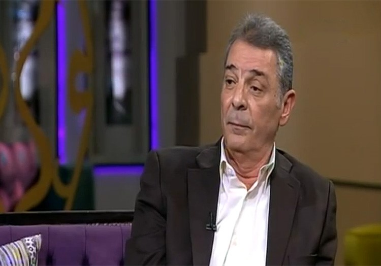 بالفيديو.. تصرف «غريب» من محمود حميدة يفاجئ منى الشاذلي على الهواء 