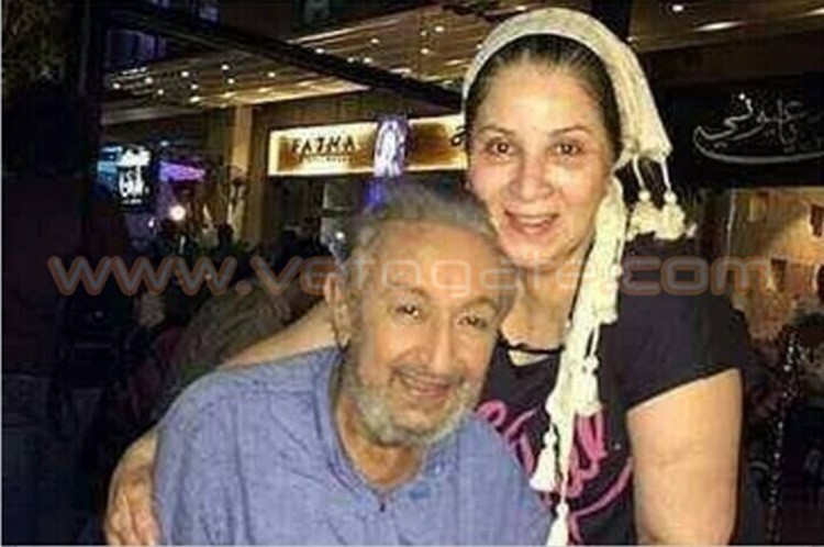 نشطاء يتداولون صورة نور الشريف وبوسي في رحلة علاجه.. وصديقه: اتمنى ان يعود ليموت في مصر !