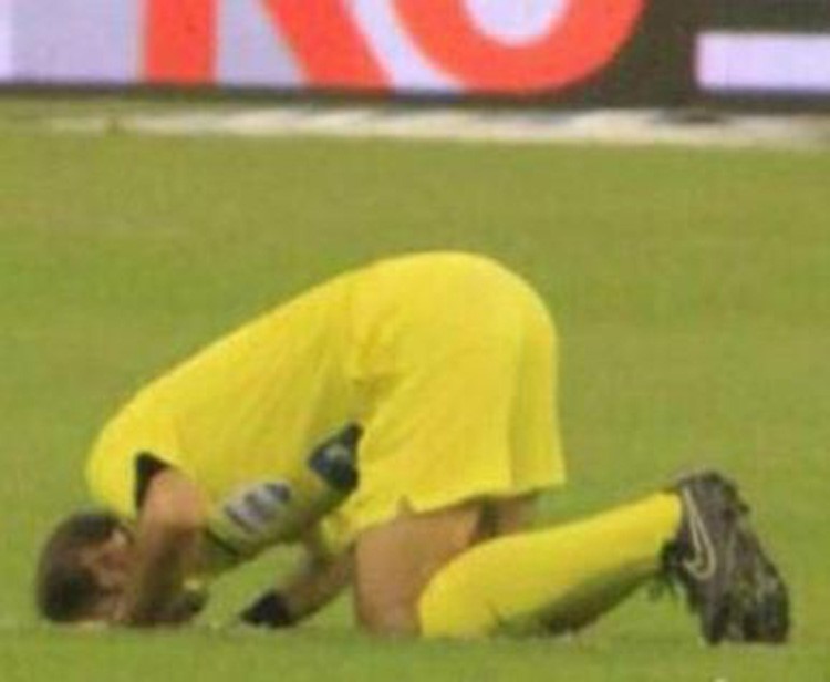 صورة مؤثرة للخضير يسجد لله شكراً عقب انتهاء نهائي كأس ولي العهد في السعودية 