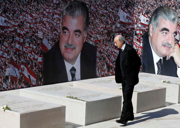 النائب وليد جنبلاط يضع الزهور على ضريح الرئيس الشهيد رفيق الحريري في الذكرى العاشرة لاغتياله رويترز﻿